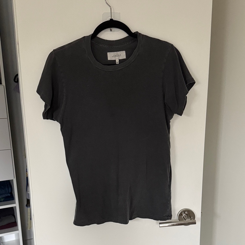 THE GREAT. Dark Gray Short Sleeve Tee